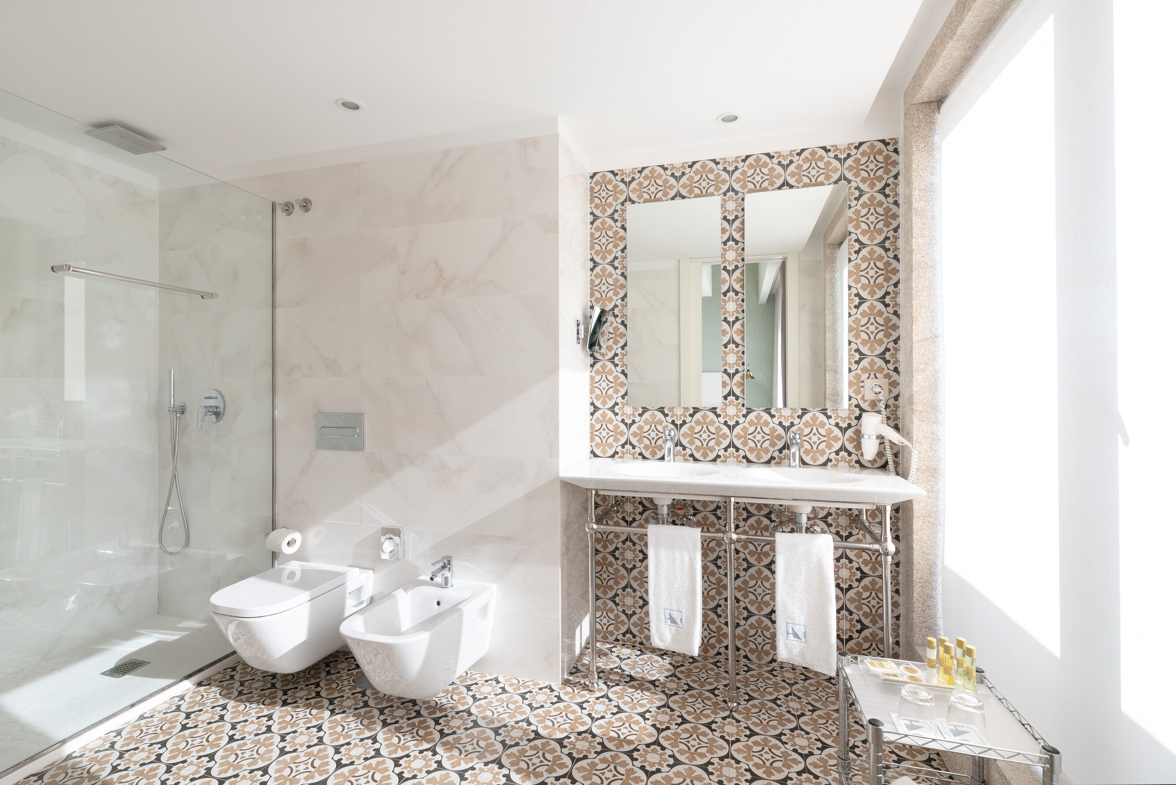 room (connecting) | 1 bedroom, minibar, in-room safe, desk