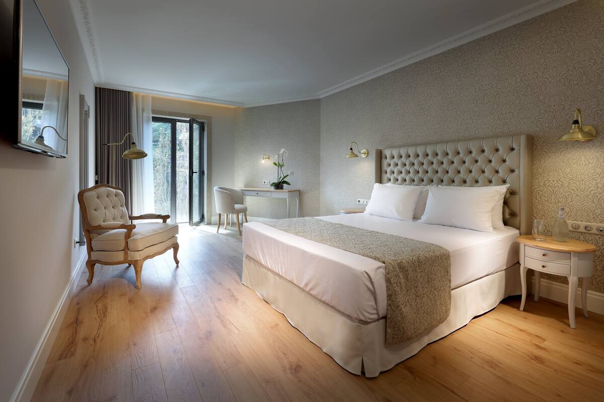 Junior Suite | Minibar, in-room safe, desk, soundproofing