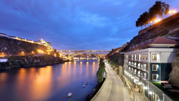 A hotel with a view of a river and a bridge. - Eurostars Porto Douro (Porto)