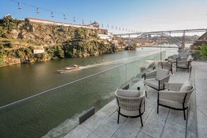 Bar (on property) - Eurostars Porto Douro (Porto)