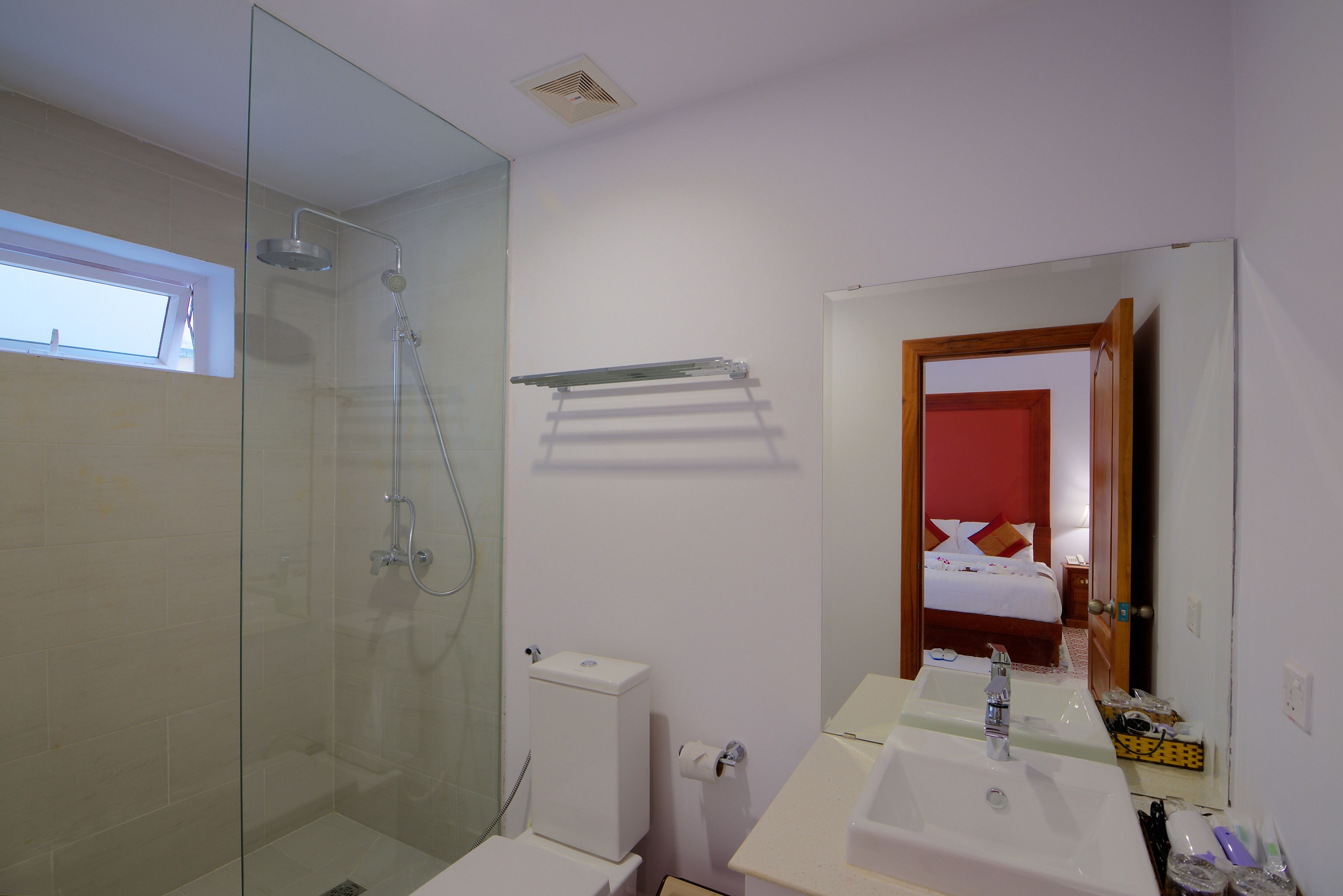 shower, free toiletries, hair dryer, towels