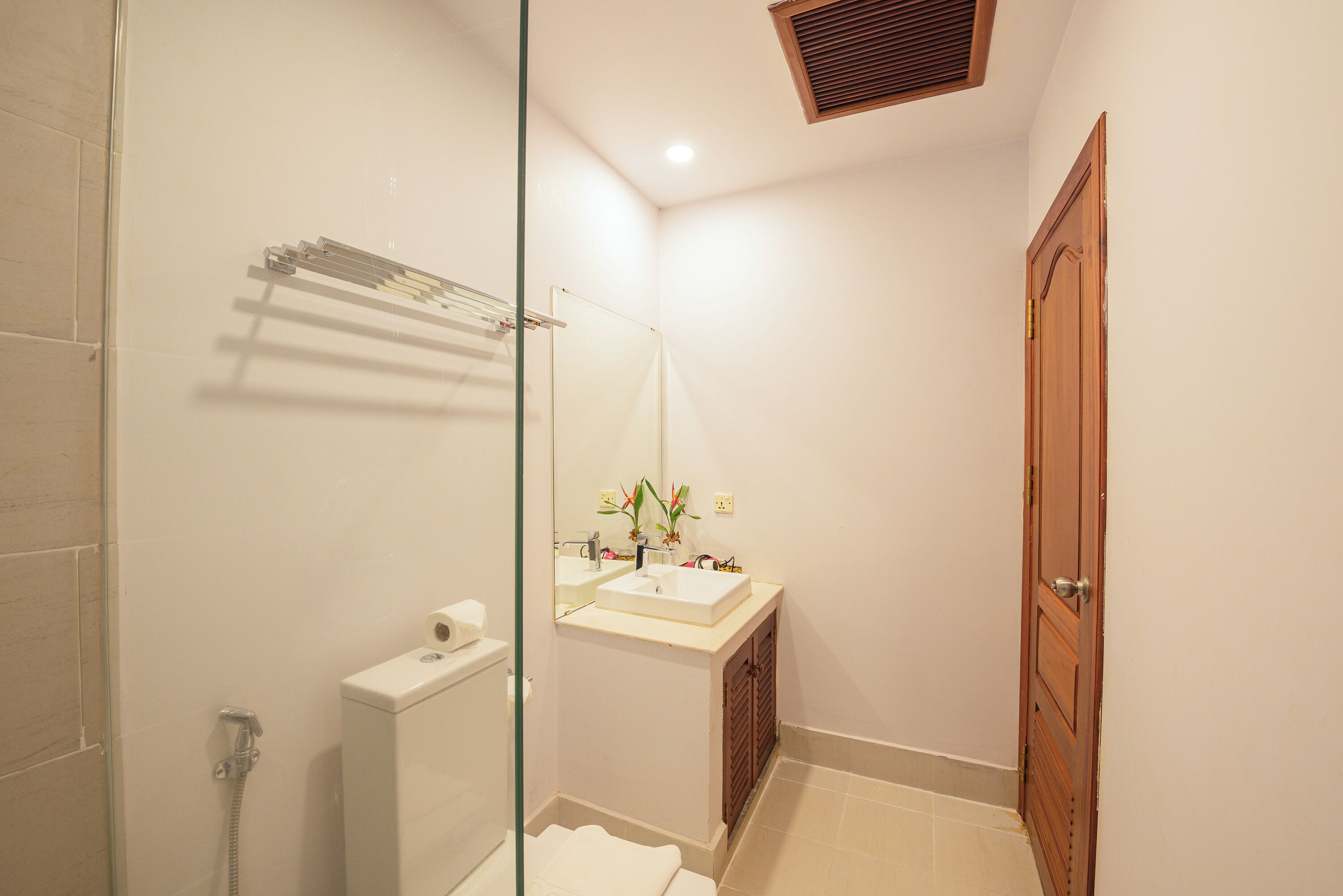 deluxe club room | bathroom | shower, free toiletries, hair dryer, towels