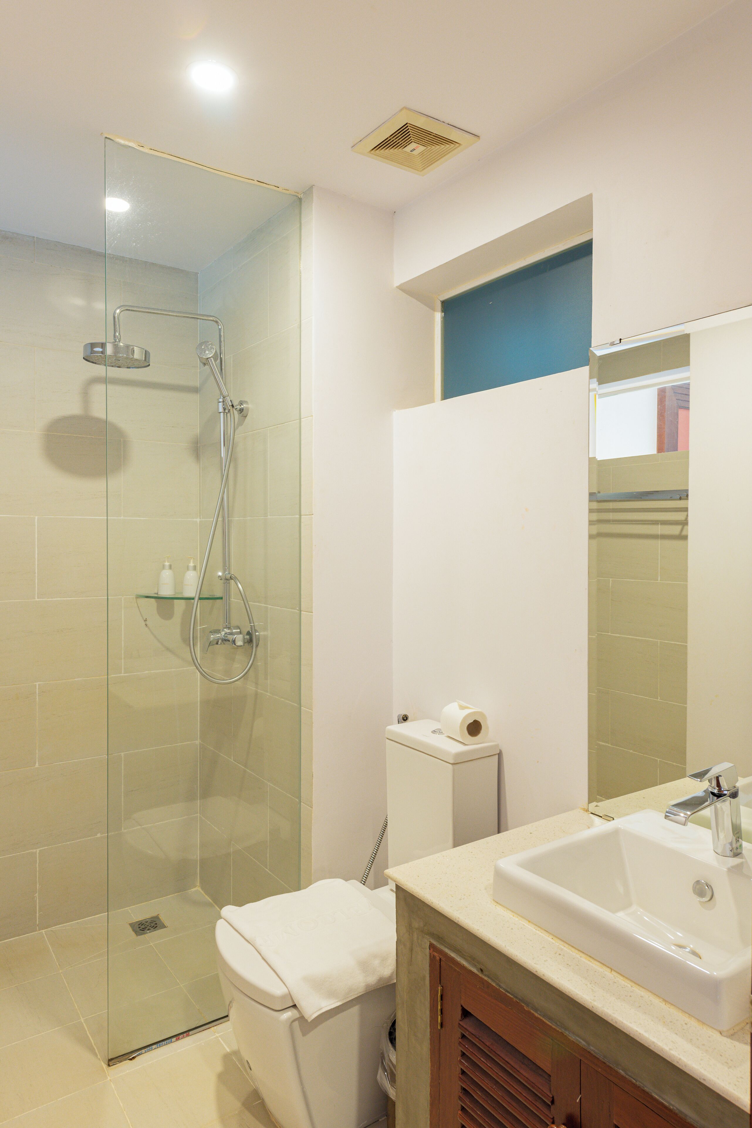 deluxe room, river view | 1 bedroom, minibar, in-room safe, desk