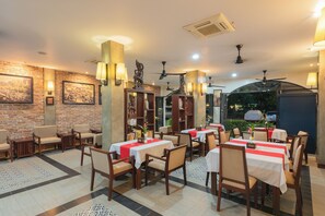 Breakfast, lunch, dinner served; international cuisine  - Shadow Angkor Residence (Siem Reap)