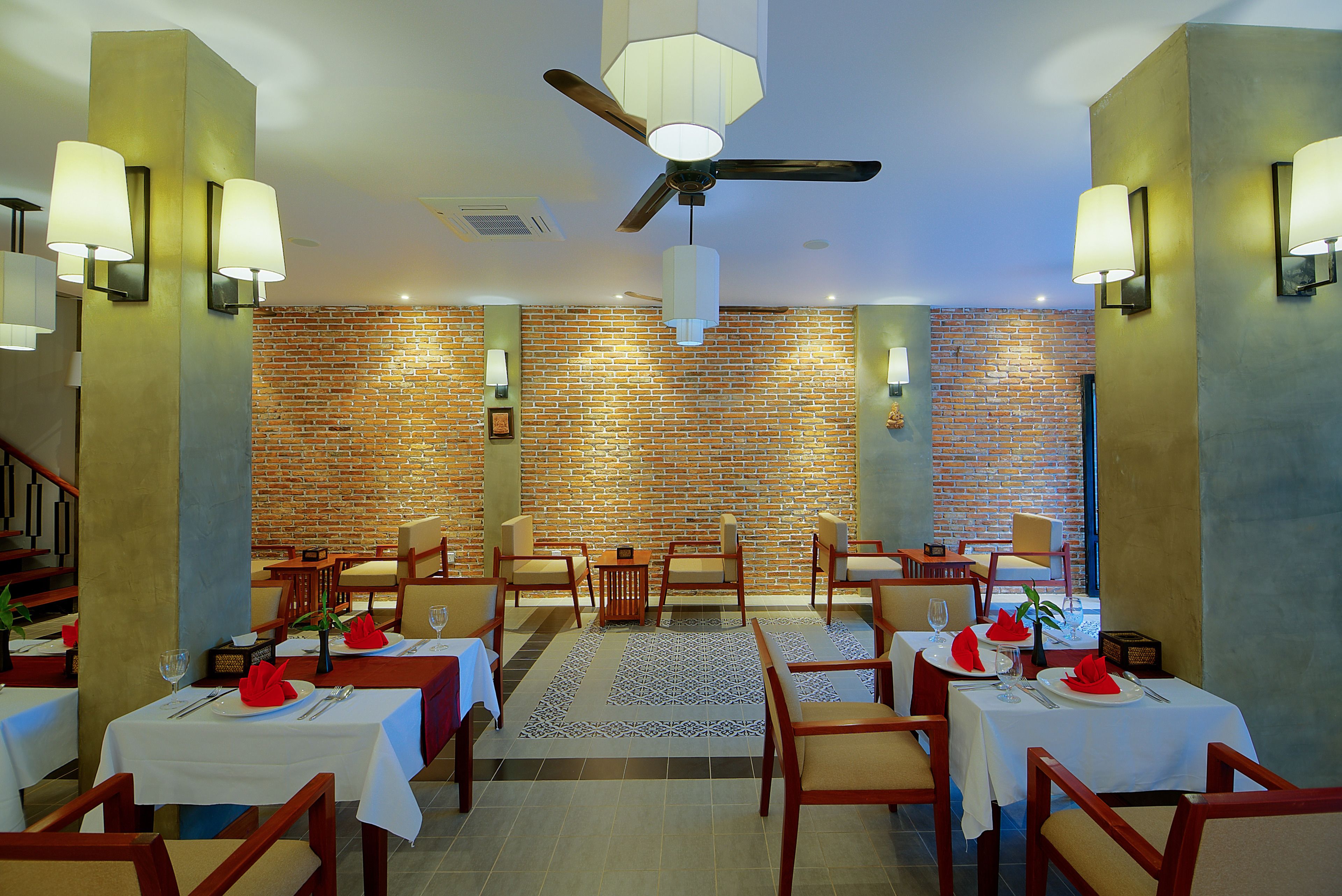 breakfast, lunch, dinner served; international cuisine