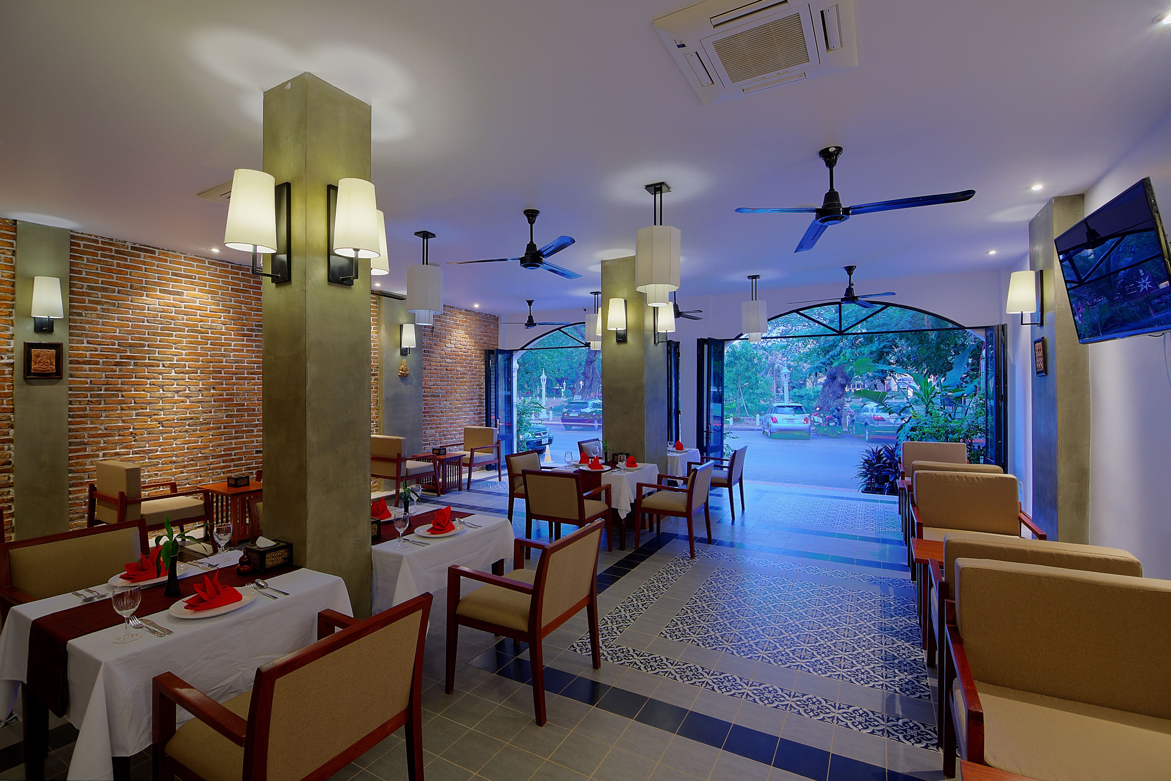 breakfast, lunch, dinner served; international cuisine