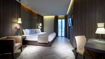 Tweepersoonskamer | 1 slaapkamer, een minibar, een kluis op de kamer, een bureau