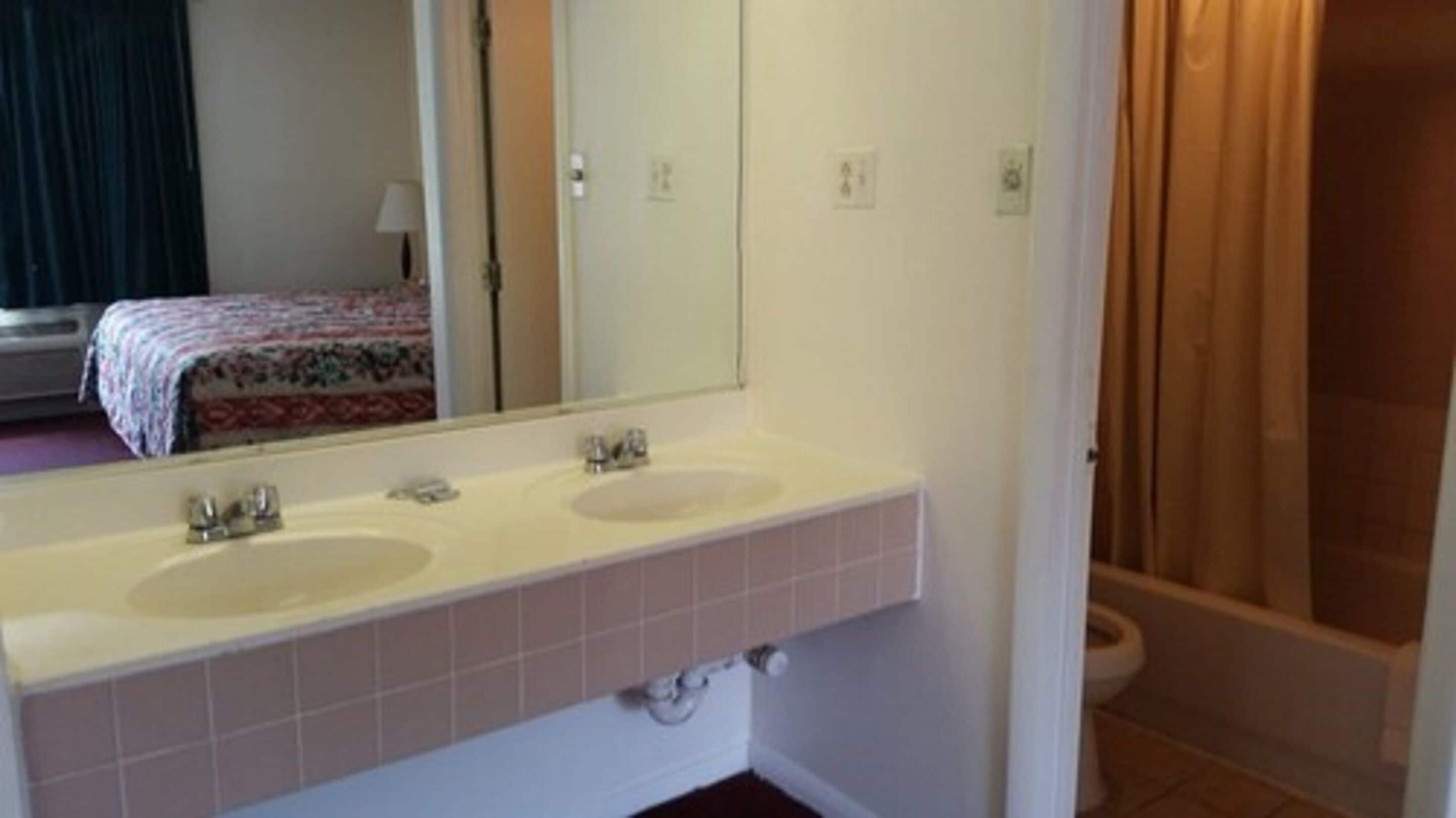Dusche, kostenlose Toilettenartikel, Handtücher
