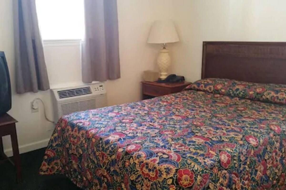Premium bedding, desk, iron/ironing board, free WiFi