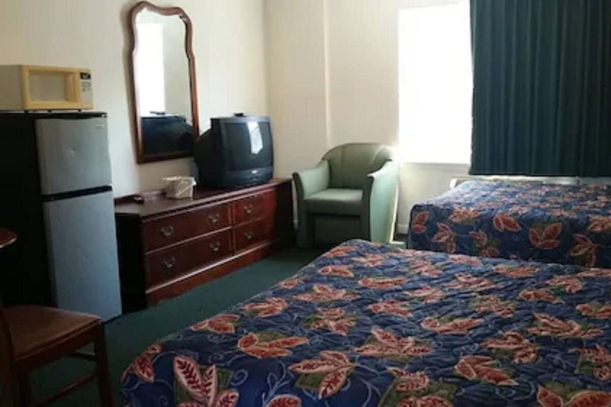Premium bedding, desk, iron/ironing board, free WiFi