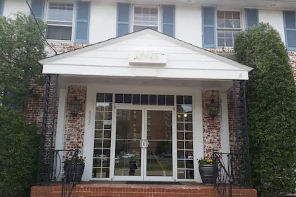 The Virginia Lodge