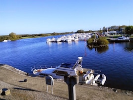 Una marina con barcos amarrados a la orilla.