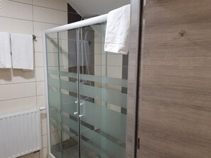 Family Quadruple Room | Bathroom | Shower, free toiletries, hair dryer, towels - Hôtel Méribel (Brussels)