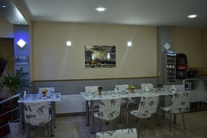 Daily continental breakfast for a fee - Hôtel Méribel (Brussels)