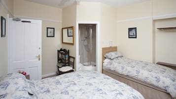 Habitación triple familiar, baño privado | Wifi gratis