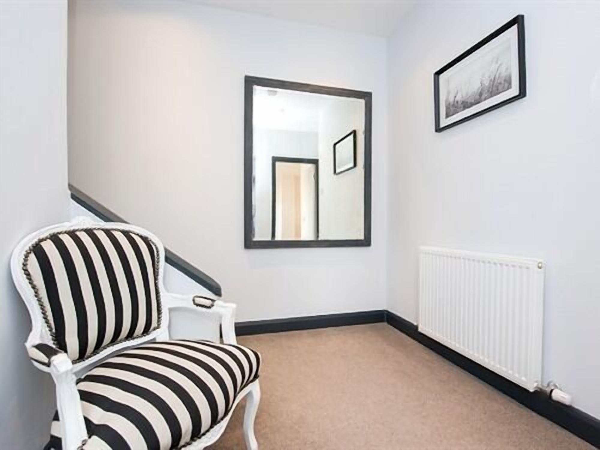 Casa de campo, banheiro privativo | Saguão