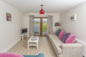 Flat-screen TV, DVD player - Garryvoe Beach Homes (Garryvoe)
