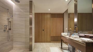 Chambre, 1 très grand lit, accessible aux personnes à mobilité réduite | Salle de bain | Ensemble baignoire-douche, pomme de douche hydromassante