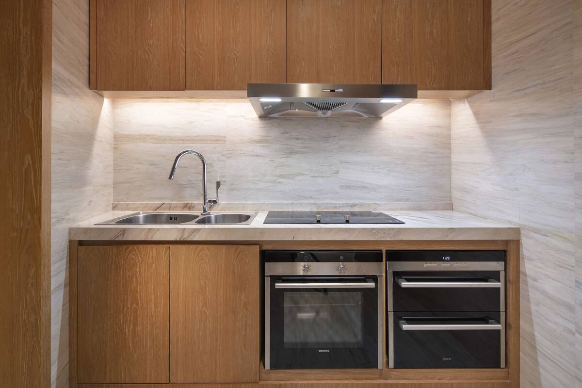 fridge, coffee/tea maker