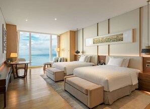 Minibar, in-room safe, desk, laptop workspace - Conrad Xiamen (Xiamen)