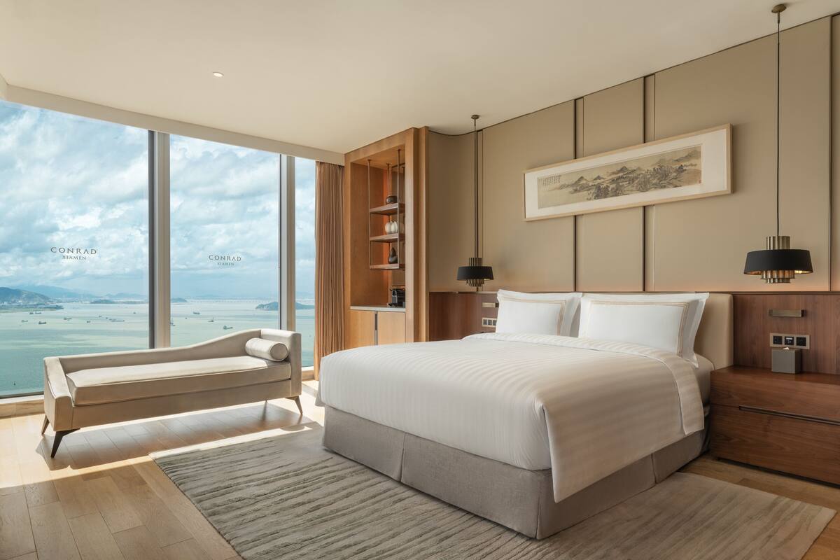 deluxe seaview studio suite- lounge access | minibar, in-room safe, desk, laptop workspace