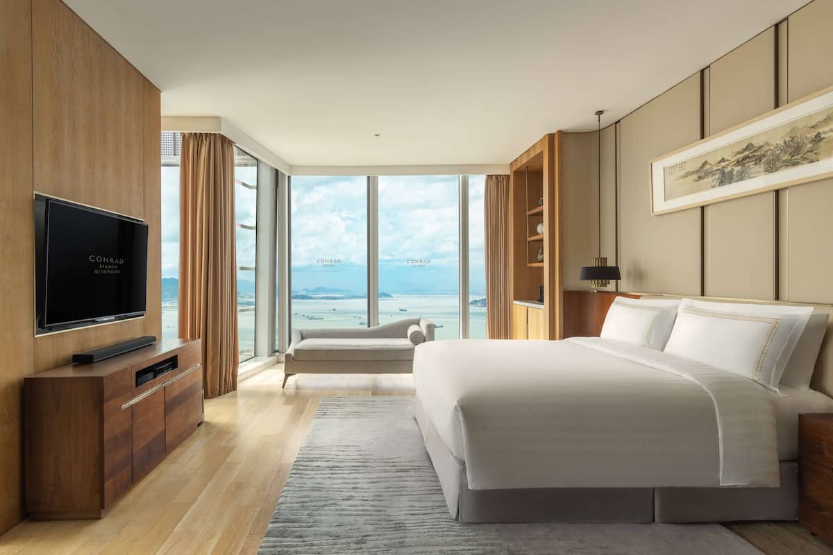 deluxe seaview studio suite- lounge access | minibar, in-room safe, desk, laptop workspace