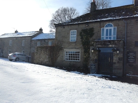 Exterior. Old Coach House At The Golden Lion