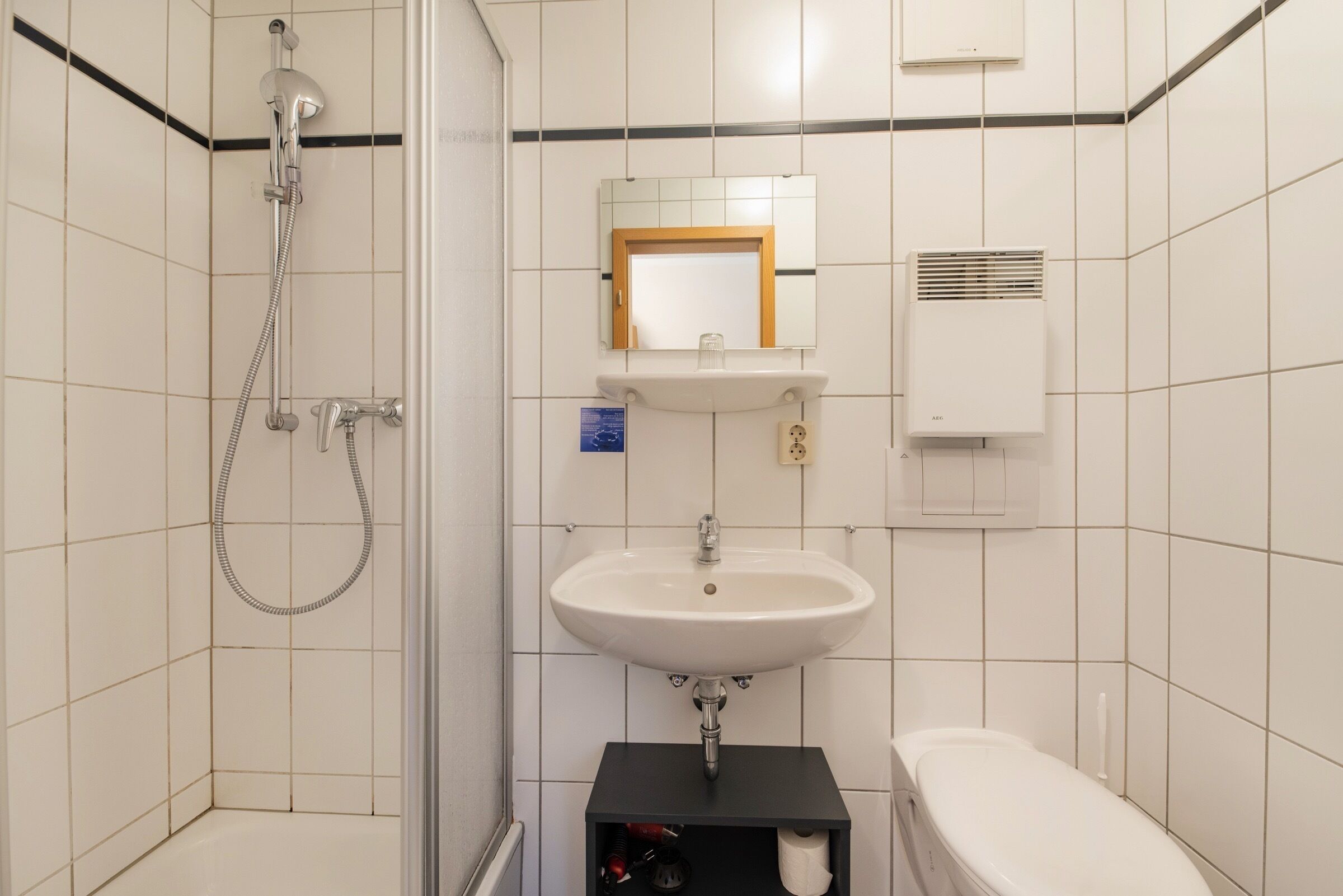 shower, free toiletries, towels