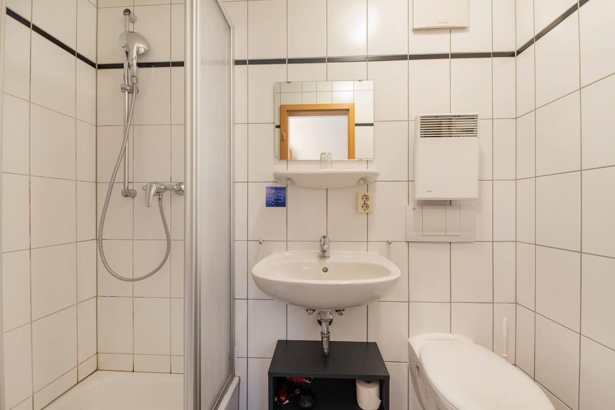 shower, free toiletries, towels