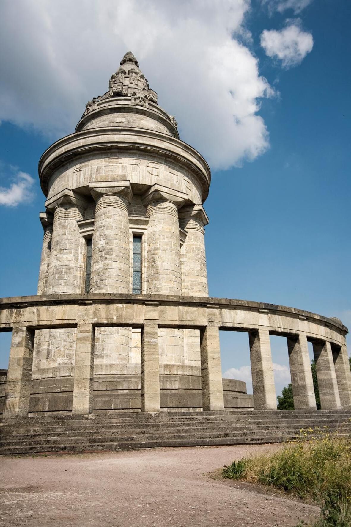 Une vaste structure circulaire en pierre, dotée d’un dôme central et de nombreuses colonnes de soutien.