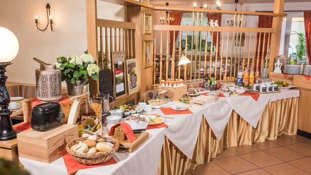 A buffet setup with various food items and a coffee station, including bread, pastries, and beverages. - Hotel Bamberger Hof (Wutha-Farnroda)