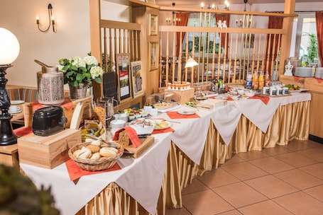 Free buffet breakfast . Hotel Bamberger Hof