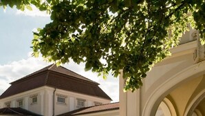 A courtyard with a building featuring a tiled roof and arches. - Hotel Bamberger Hof (Wutha-Farnroda)