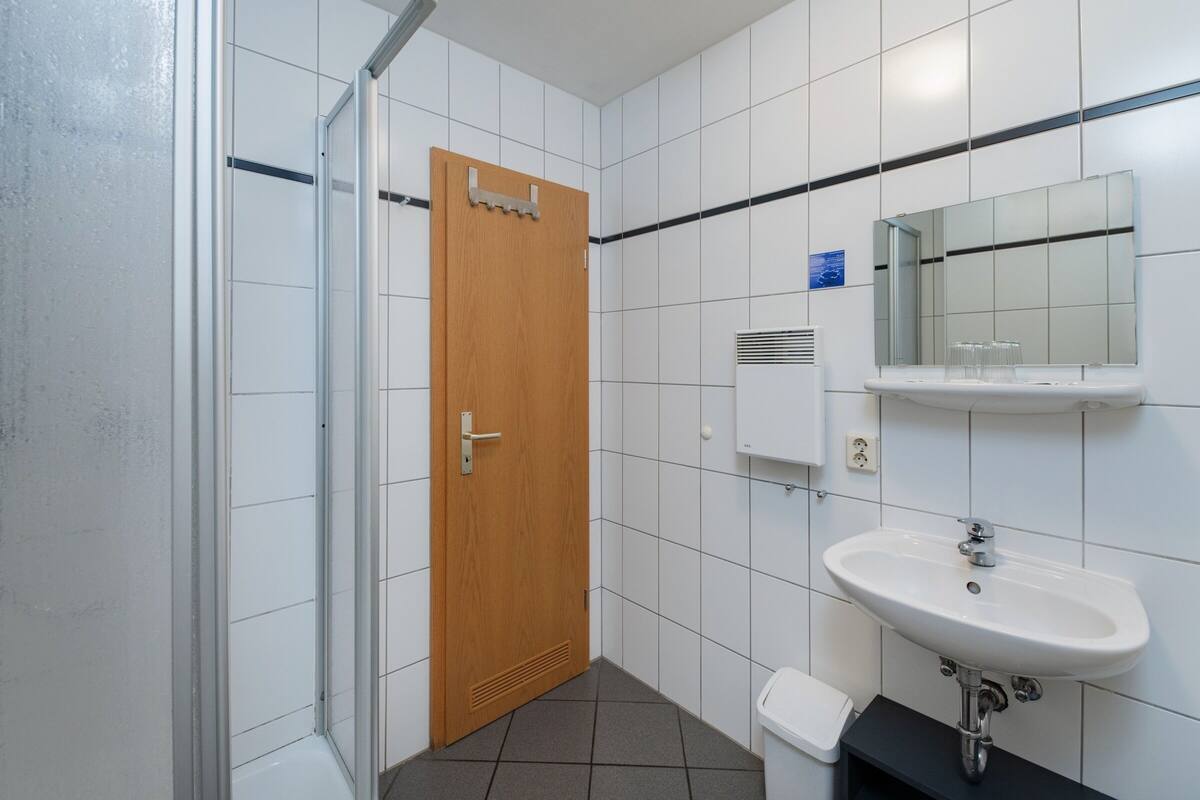 economy double room (french bed 1.40m) | bathroom | shower, free toiletries, towels