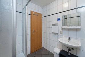 Chambre Double Économique (French bed 1.40m) | Salle de bain | Douche, articles de toilette gratuits, serviettes fournies