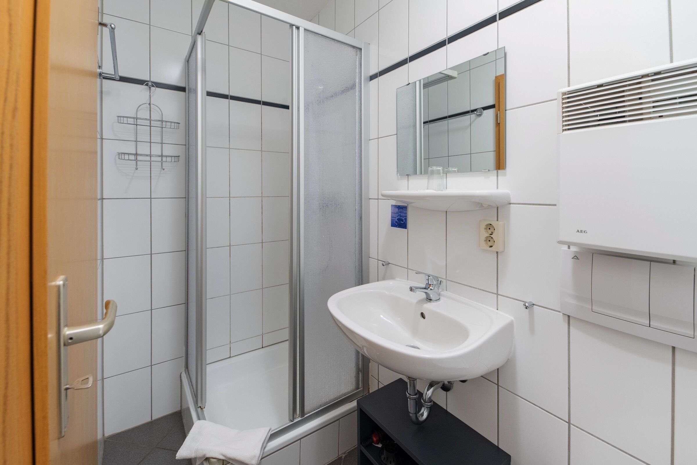 shower, free toiletries, towels