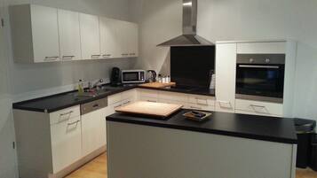 Business Apartment, 3 Bedrooms | Private kitchen | Stovetop, dishwasher, coffee/tea maker, cookware/dishes/utensils