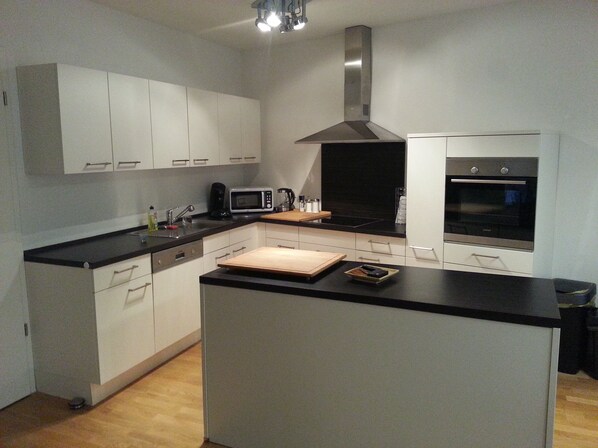 Business Apartment, 3 Bedrooms | Private kitchen | Stovetop, dishwasher, coffee/tea maker, cookware/dishes/utensils