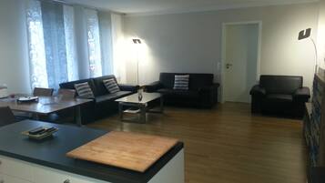 Business Apartment, 3 Bedrooms | Living room | Flat-screen TV