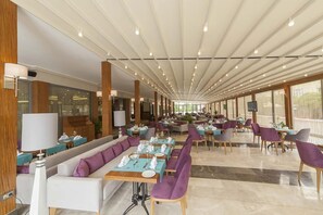 Petit déjeuner, déjeuner et dîner servis sur place