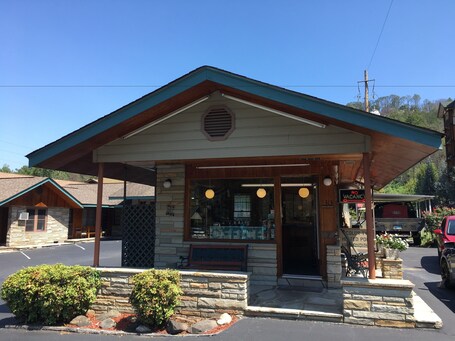 Marshall's Creek Rest Motel - Image 4