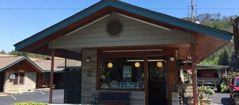 Marshall's Creek Rest Motel