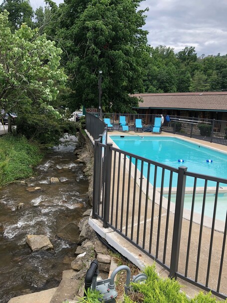 Marshall's Creek Rest Motel - Image 3