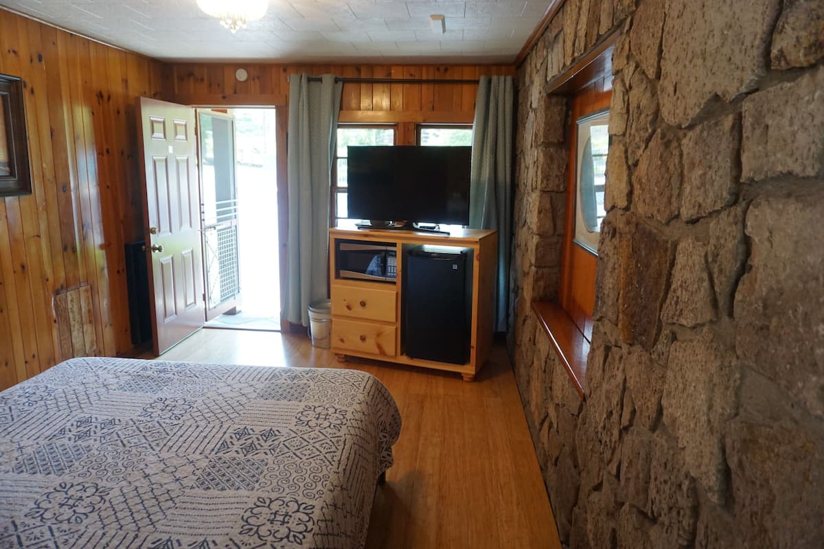 traditional room, 1 queen bed, non smoking | 1 bedroom, egyptian cotton sheets, premium bedding, pillow-top beds