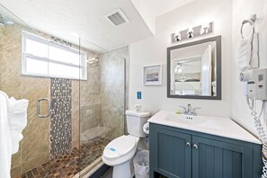 Appart'hôtel, 1 très grand lit et 1 canapé-lit, vue piscine (Gulf Holiday - Unit 10) | Salle de bain | Douche, douche hydromassante, sèche-cheveux, serviettes fournies