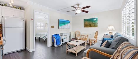 Condo (Gulf Holiday - Unit 09) | Área de estar | TV de tela plana