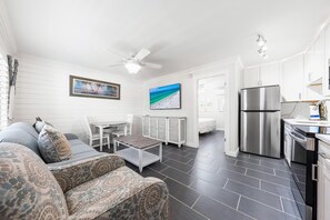 Appart'hôtel, 1 très grand lit et 1 canapé-lit, vue piscine (Gulf Holiday - Unit 10) | Coin séjour | Télévision à écran plat