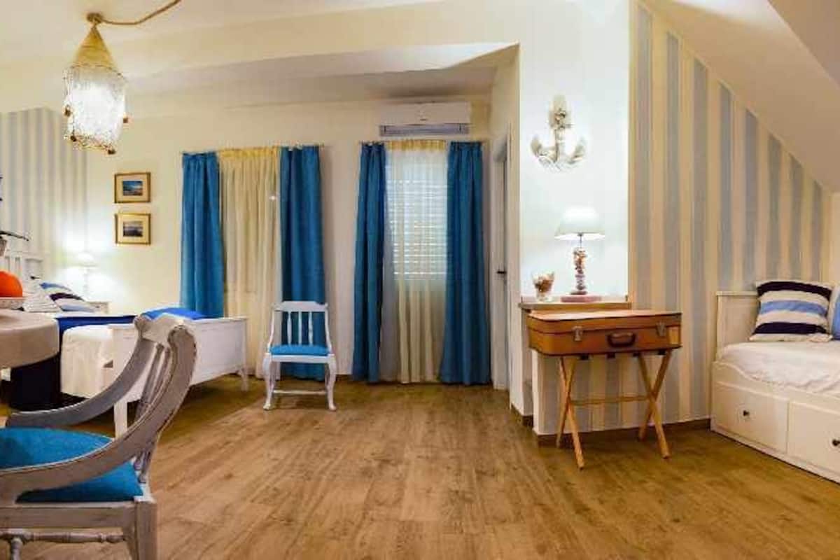 Habitación triple clásica | Caja fuerte, escritorio, sistema de insonorización y wifi gratis