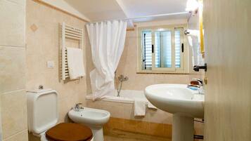 Tripla Classic | Bagno | Set di cortesia gratuito, asciugacapelli