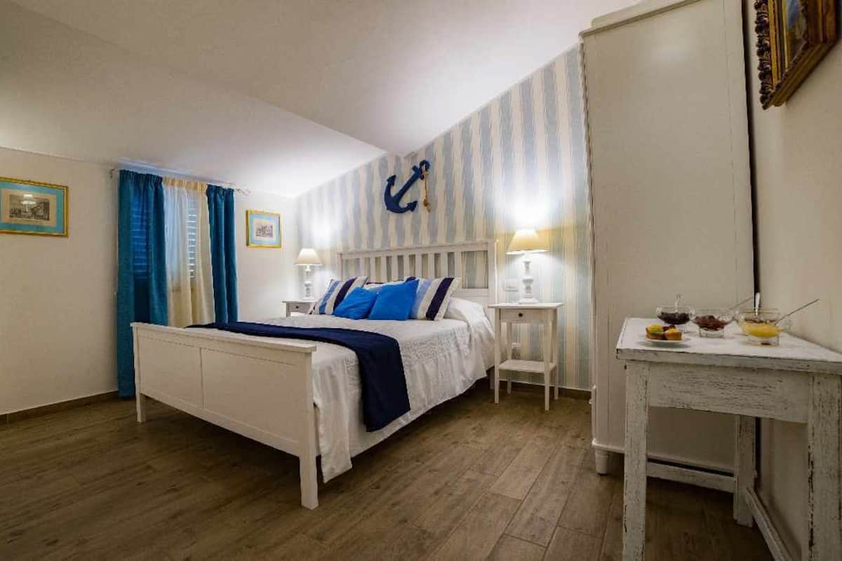 Habitación triple clásica | Caja fuerte, escritorio, sistema de insonorización y wifi gratis